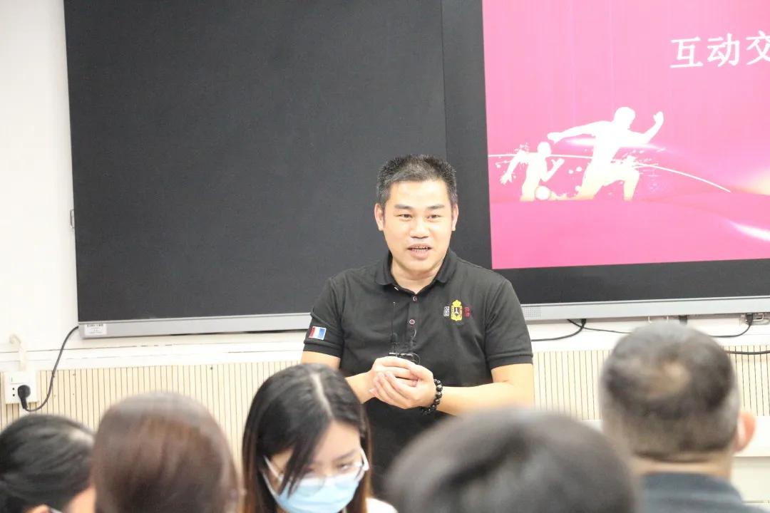 热烈祝贺飞瑞敖中小学人工智能课程研讨会暨赛事交流大会圆满召开