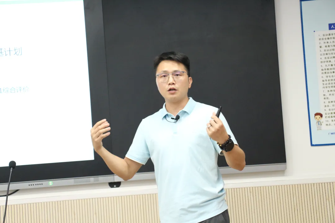 热烈祝贺飞瑞敖中小学人工智能课程研讨会暨赛事交流大会圆满召开