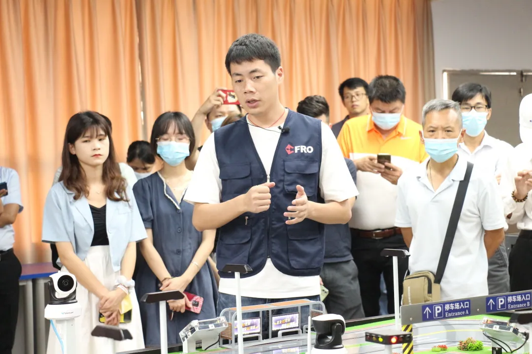 热烈祝贺飞瑞敖中小学人工智能课程研讨会暨赛事交流大会圆满召开