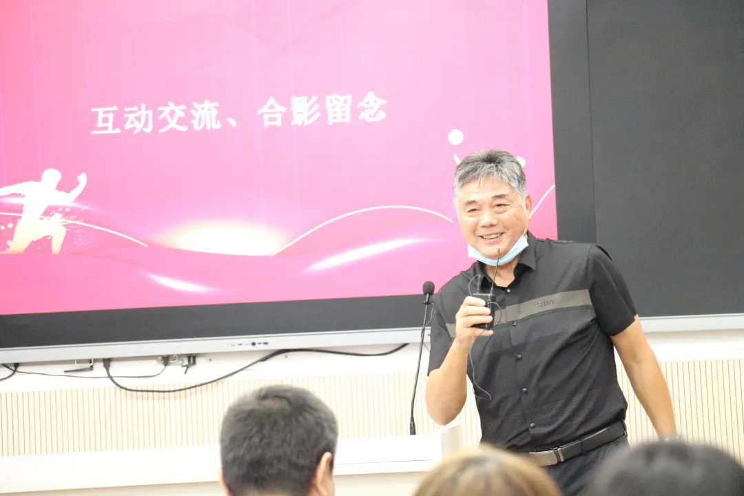 热烈祝贺飞瑞敖中小学人工智能课程研讨会暨赛事交流大会圆满召开